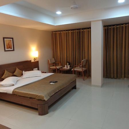 Hotel Classique Rajkot Bagian luar foto
