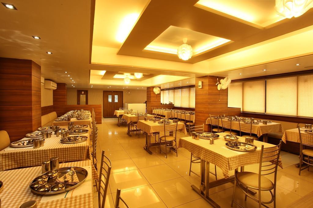 Hotel Classique Rajkot Bagian luar foto