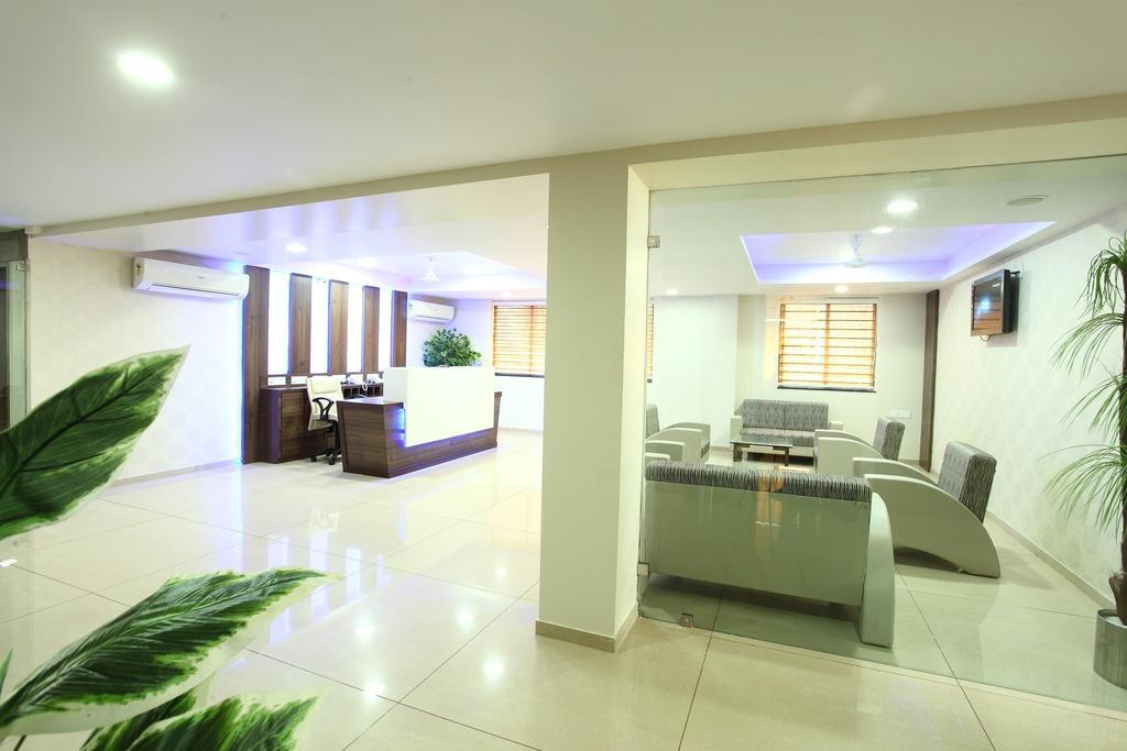 Hotel Classique Rajkot Bagian luar foto