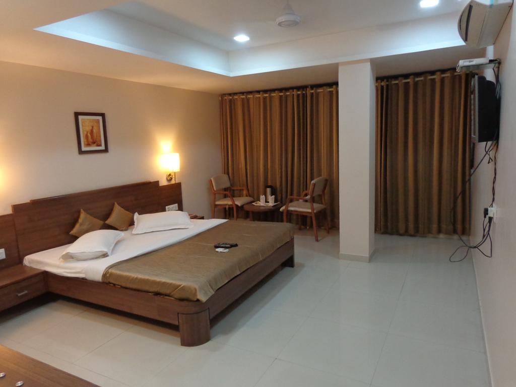Hotel Classique Rajkot Bagian luar foto