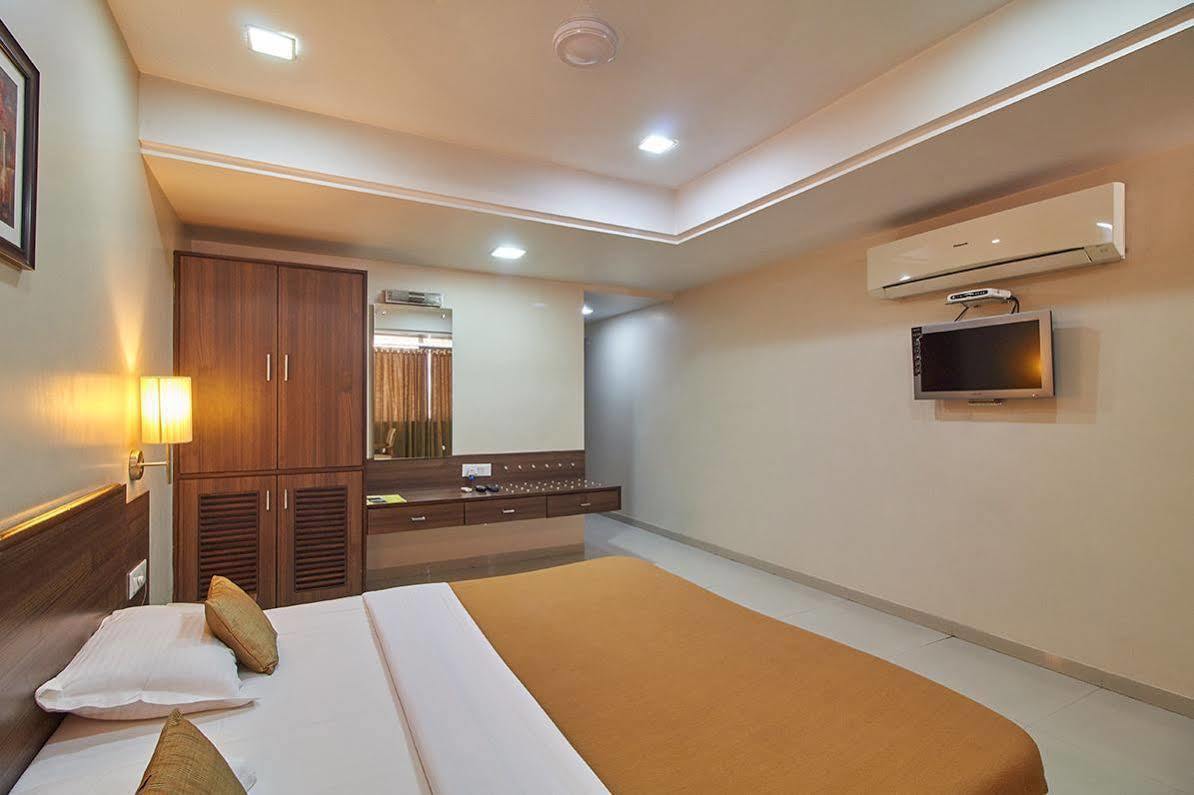 Hotel Classique Rajkot Bagian luar foto