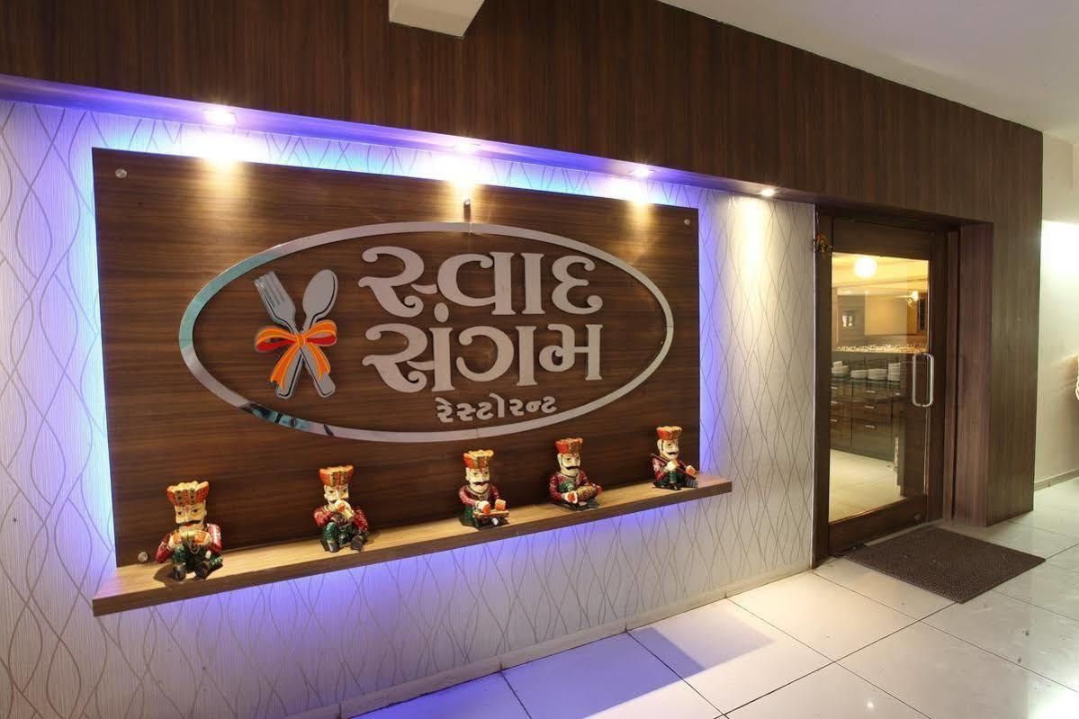 Hotel Classique Rajkot Bagian luar foto