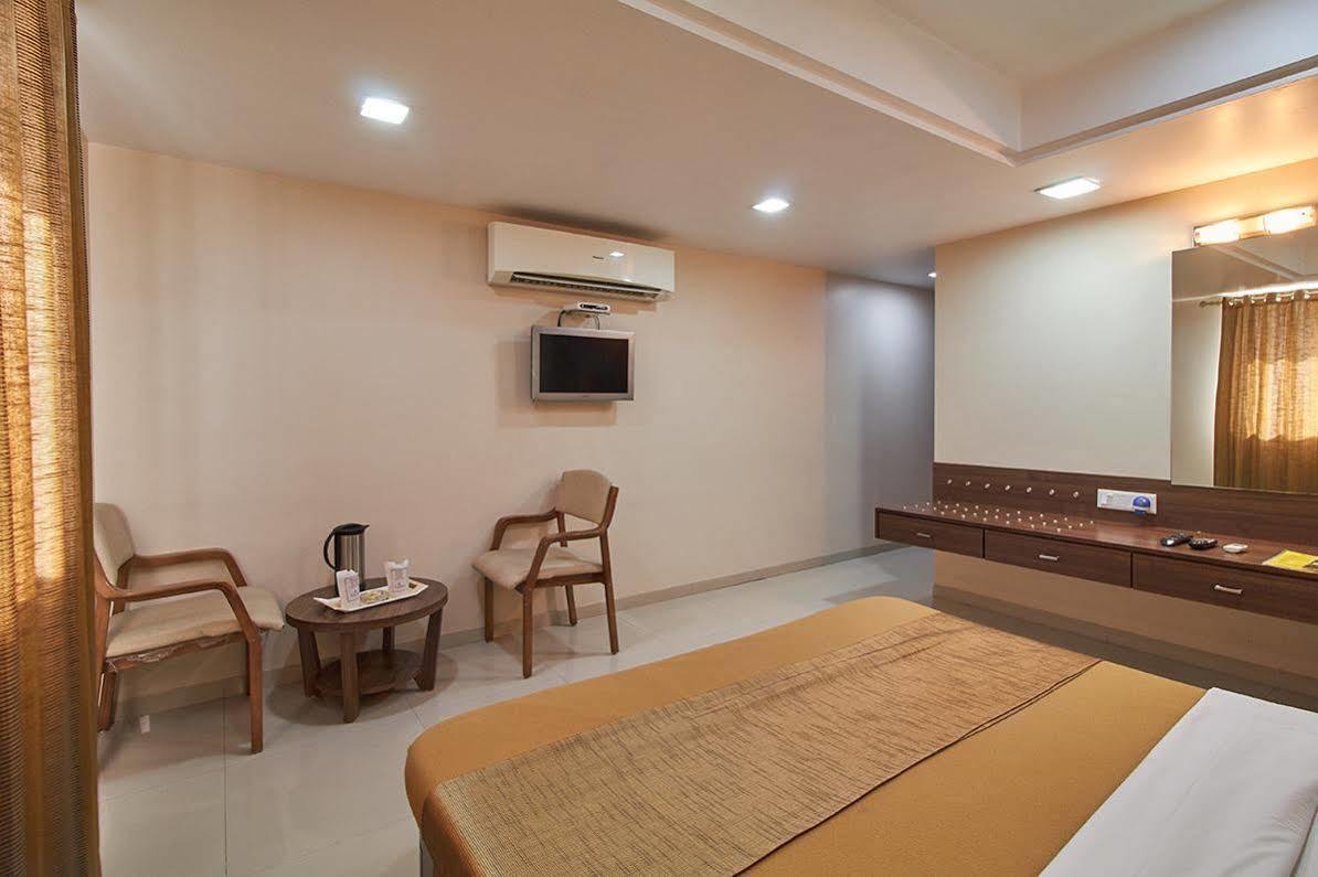 Hotel Classique Rajkot Bagian luar foto