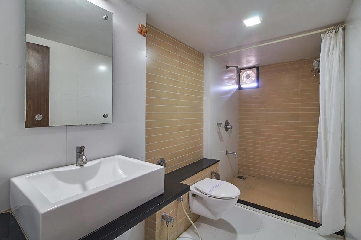 Hotel Classique Rajkot Bagian luar foto
