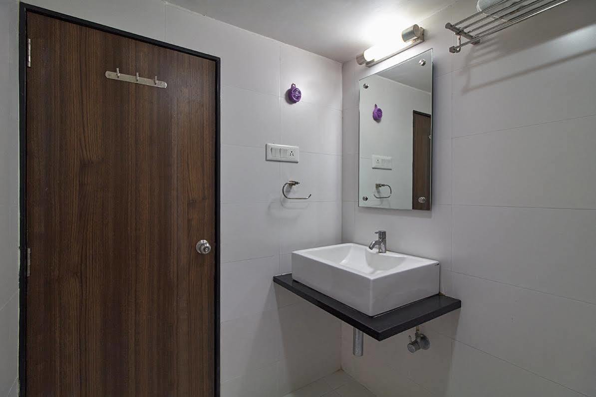 Hotel Classique Rajkot Bagian luar foto