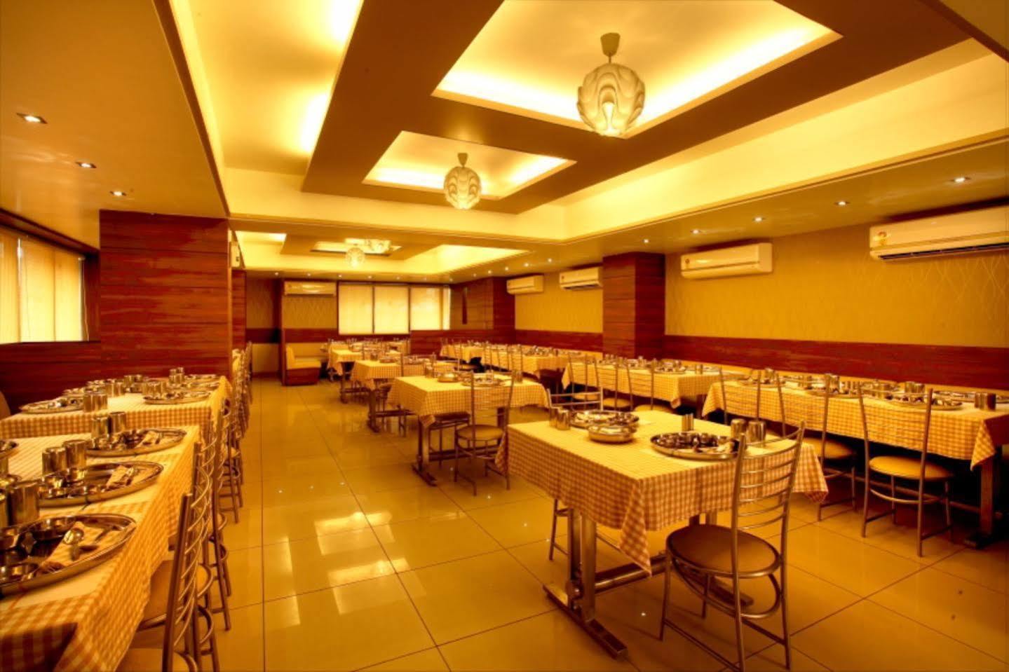 Hotel Classique Rajkot Bagian luar foto