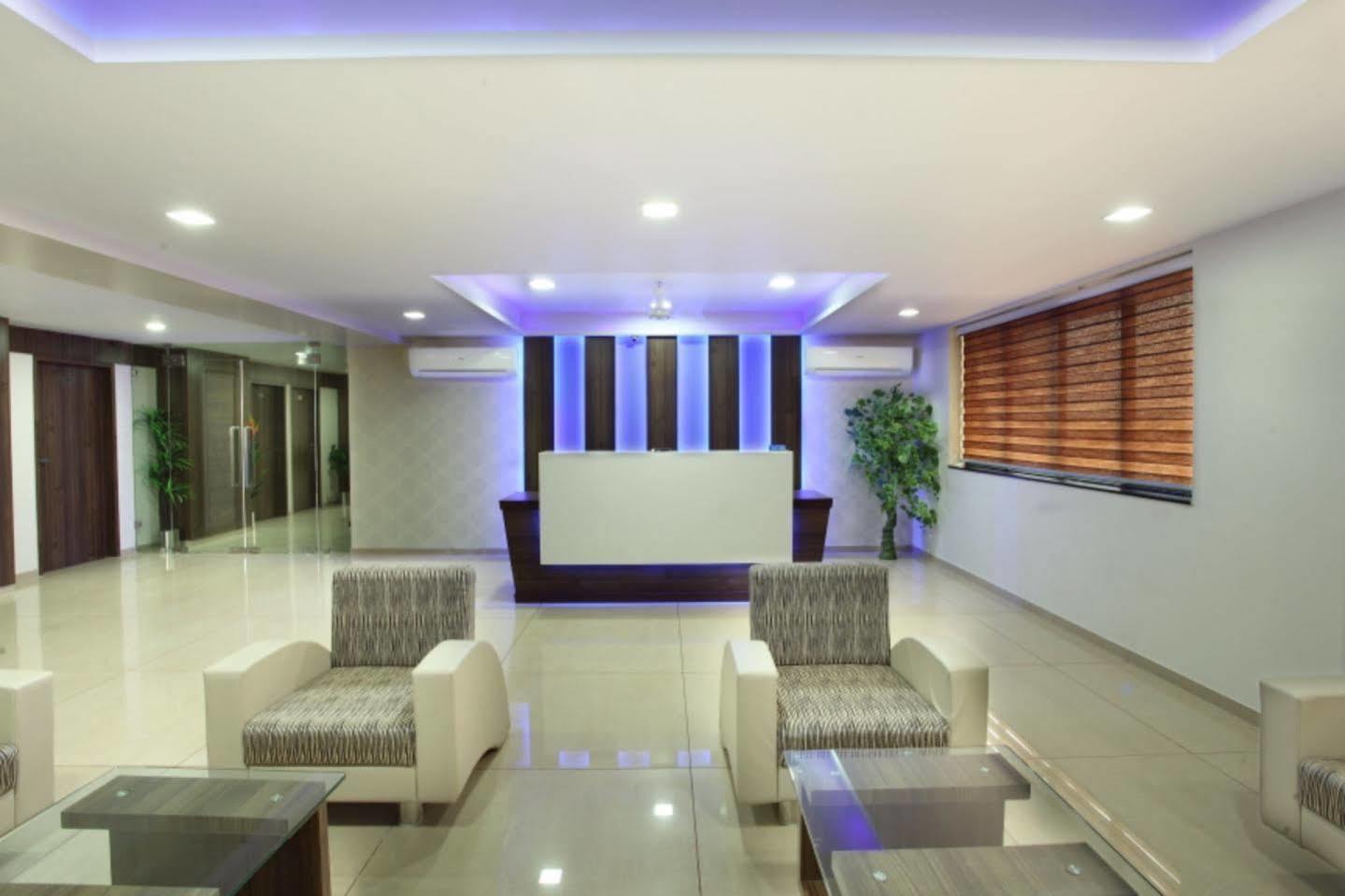 Hotel Classique Rajkot Bagian luar foto