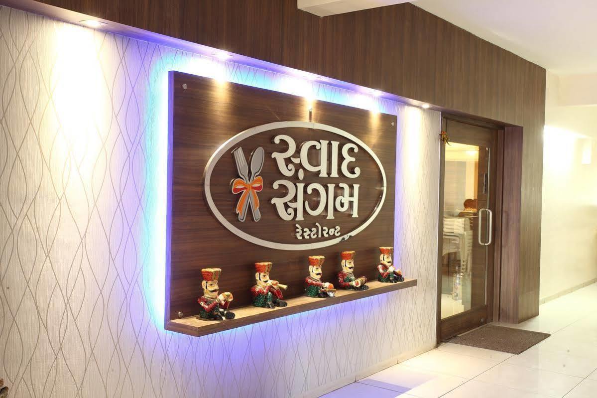 Hotel Classique Rajkot Bagian luar foto