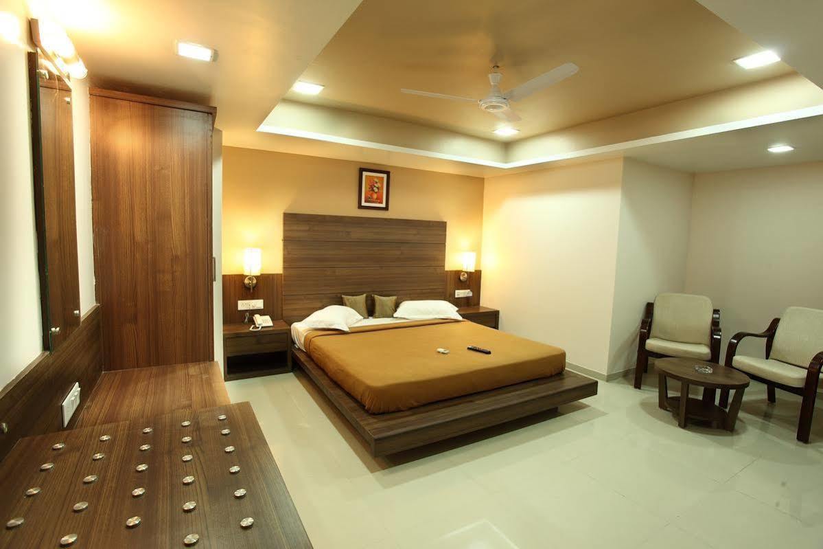 Hotel Classique Rajkot Bagian luar foto